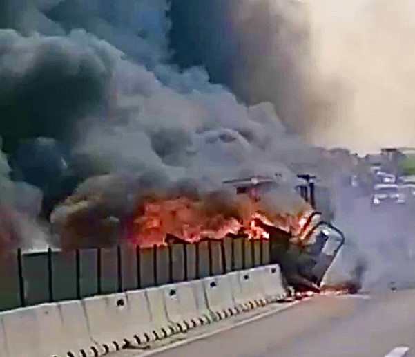 Dos pesadas unidades se impactaron y se incendiaron a los pocos segundos. (EL SIGLO DE TORREÓN)