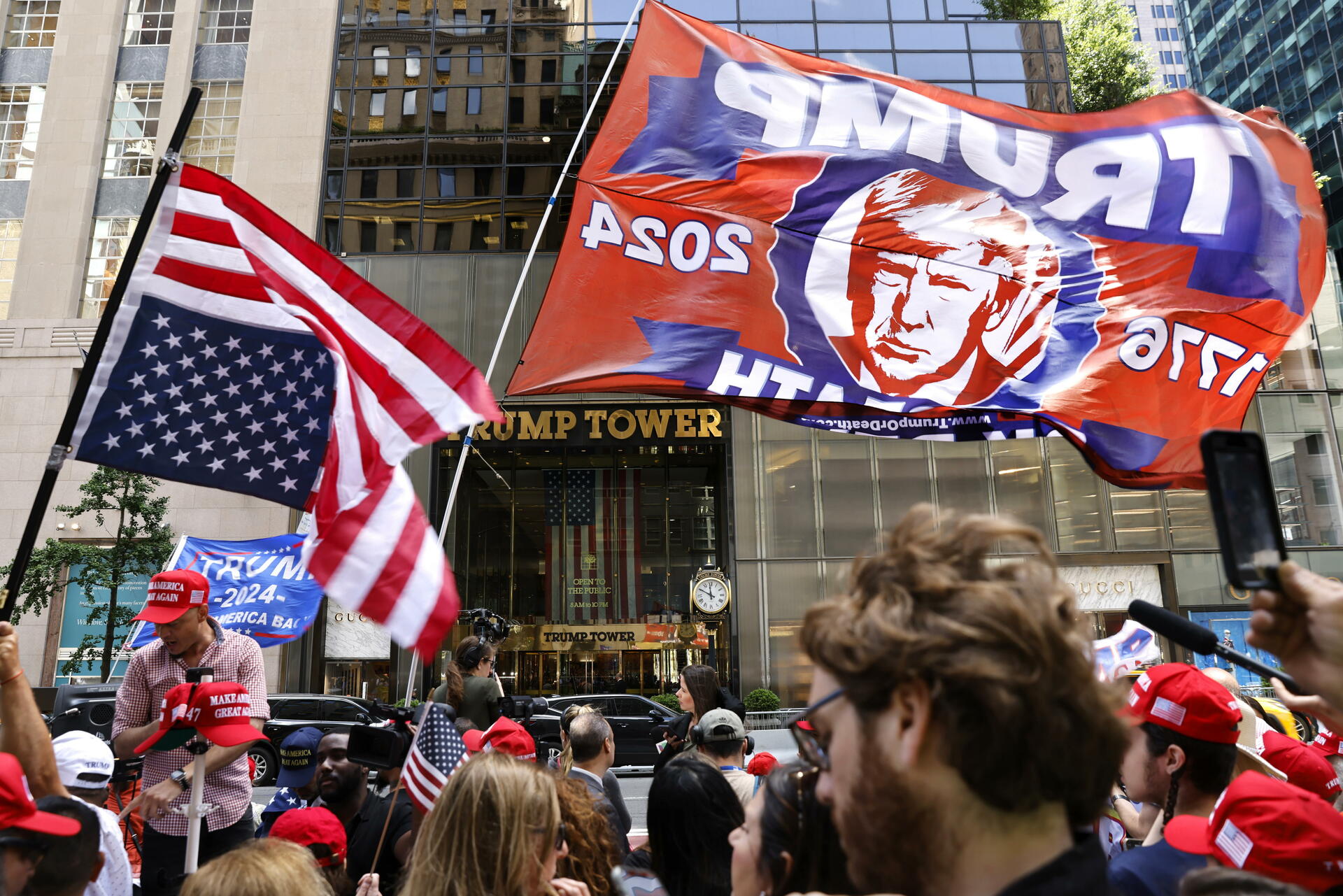 Simpatizantes del expresidente Donald Trump demuestran su apoyo a las afueras de la Trump Tower. (EFE)