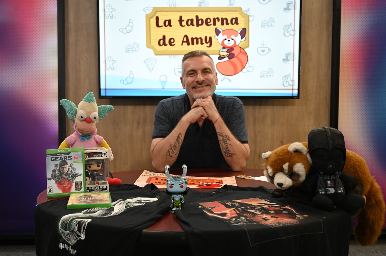 El actor de doblaje Sebastián Llapur inauguró el programa de esta casa editora, La Taberna de Amy, donde hizo un recuento de sus personajes (EL SIGLO DE TORREÓN / AZUL CONTRERAS) 