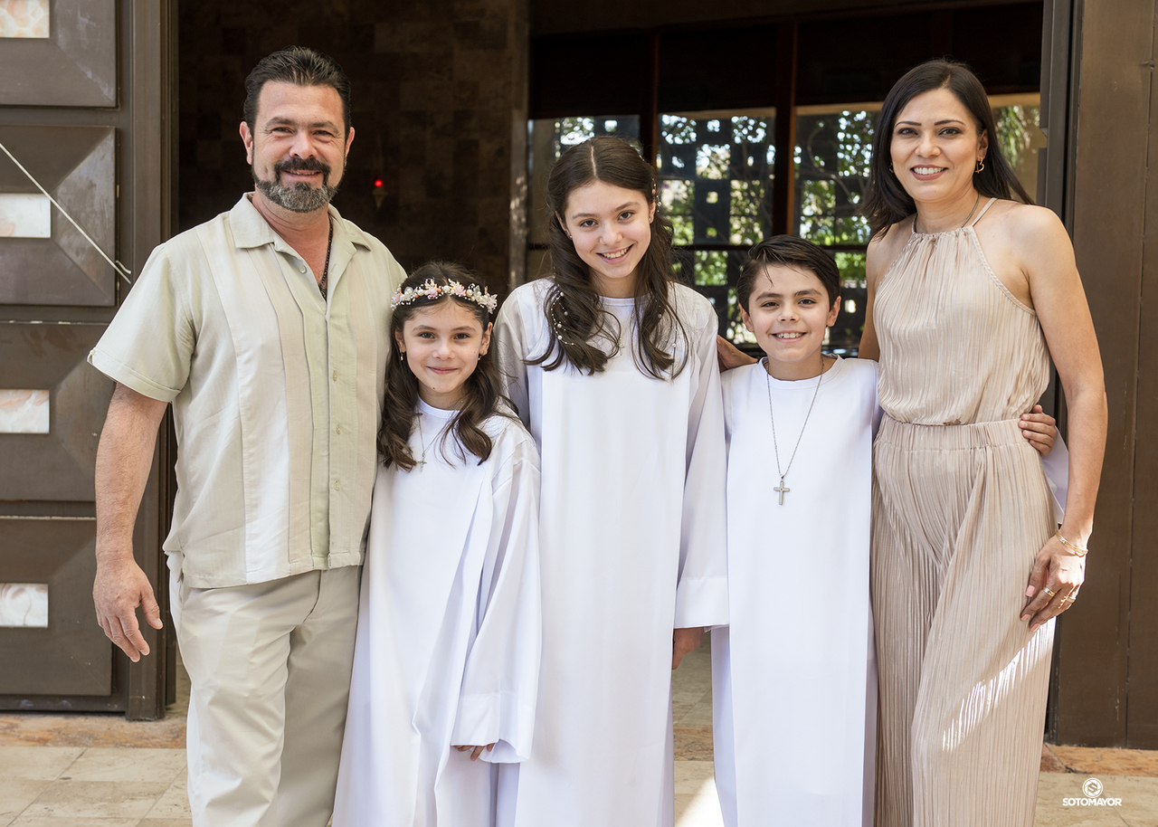 Camila, Sofía y Diego García Pérez realizaron su Primera Comunión junto a sus papás José Alfredo García Caraza y Ana Pérez.