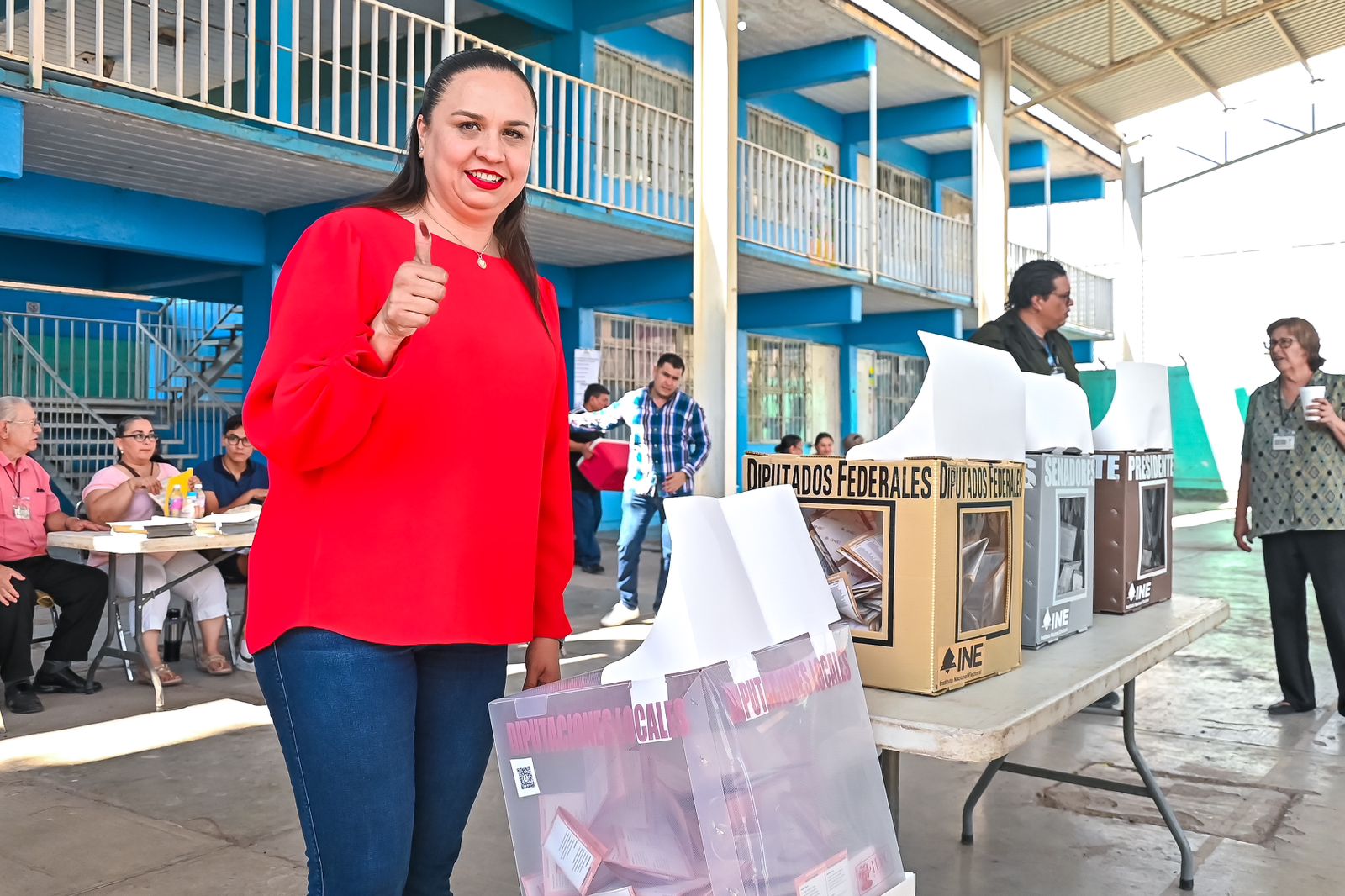 Brenda Calderón vota y espera buena participación ciudadana