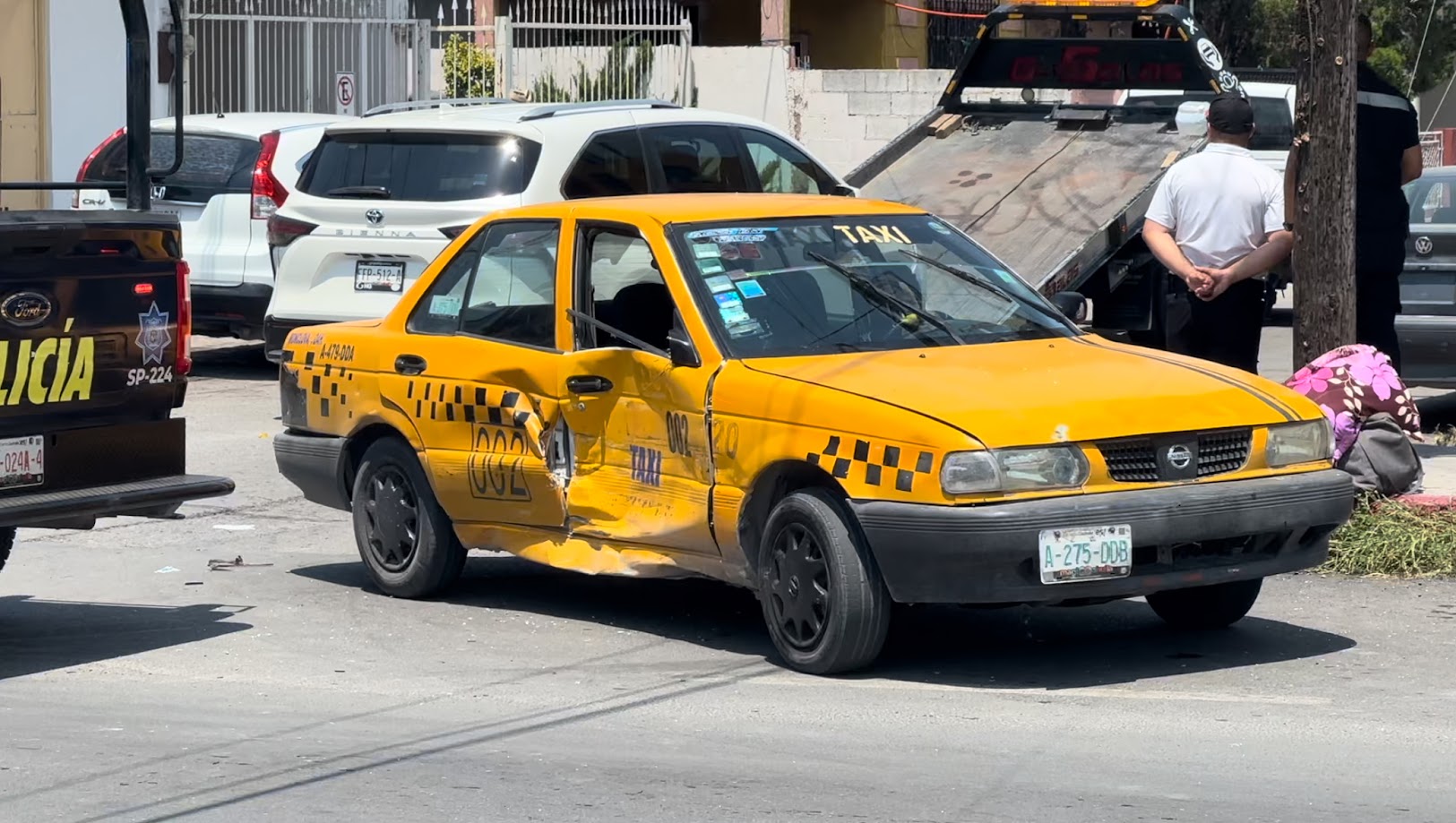 Pareja resulta lesionada tras choque en taxi; esto pasó