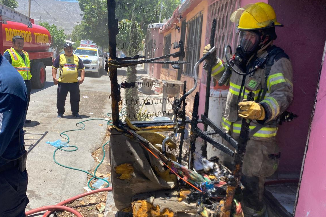 Rescatan a dos perritos de incendio en casa en la colonia La Dalia
