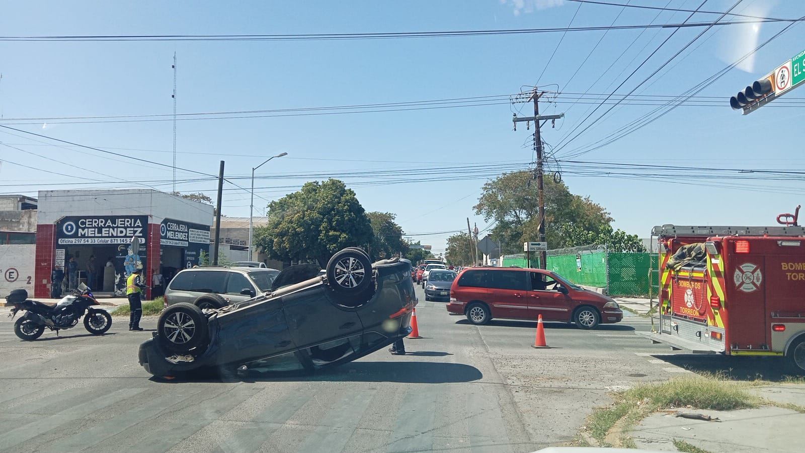 Camioneta termina volcada tras impactar otra unidad en el Centro de Torreón