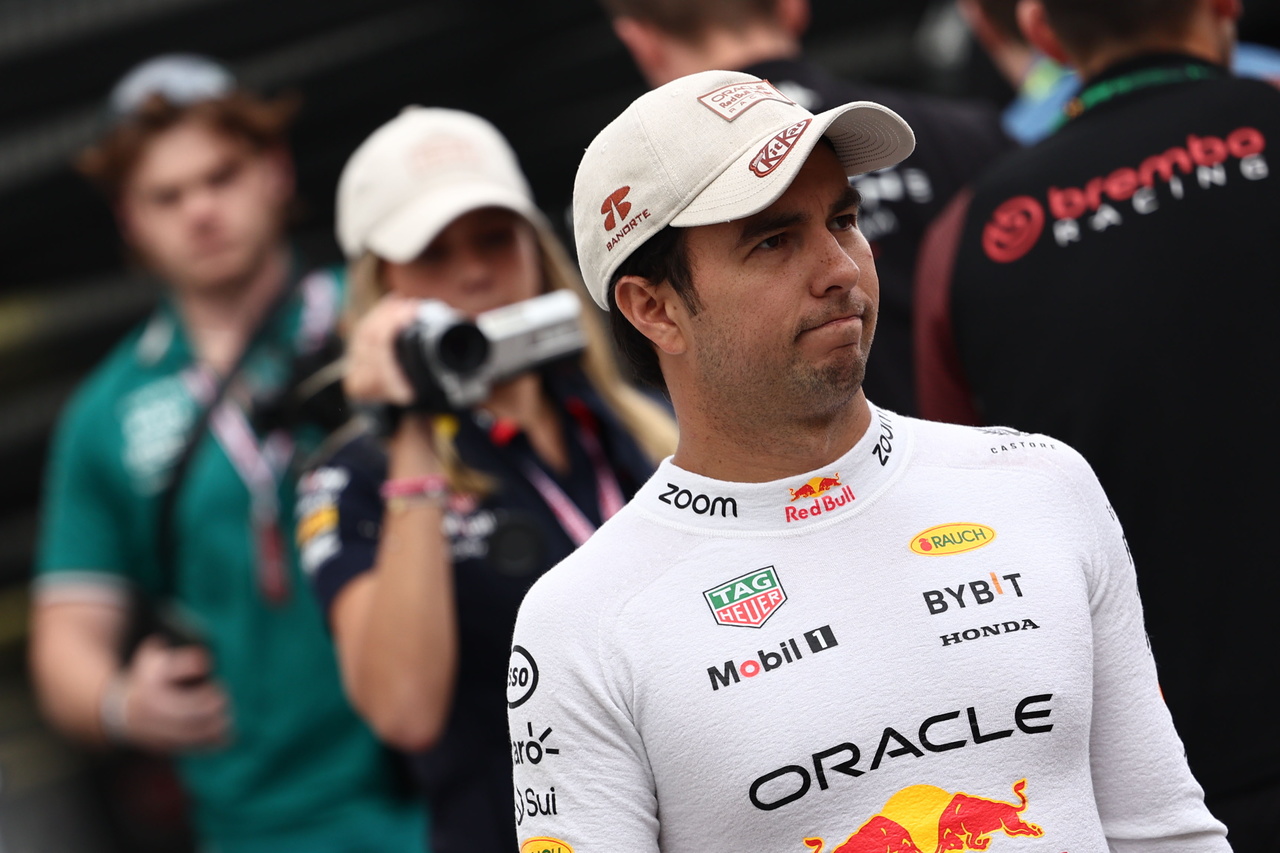 El piloto mexicano, Sergio Pérez, permanecerá en la escudería de Red Bull en F1 tras firmar una extensión de contrato hasta 2026. (Archivo)
