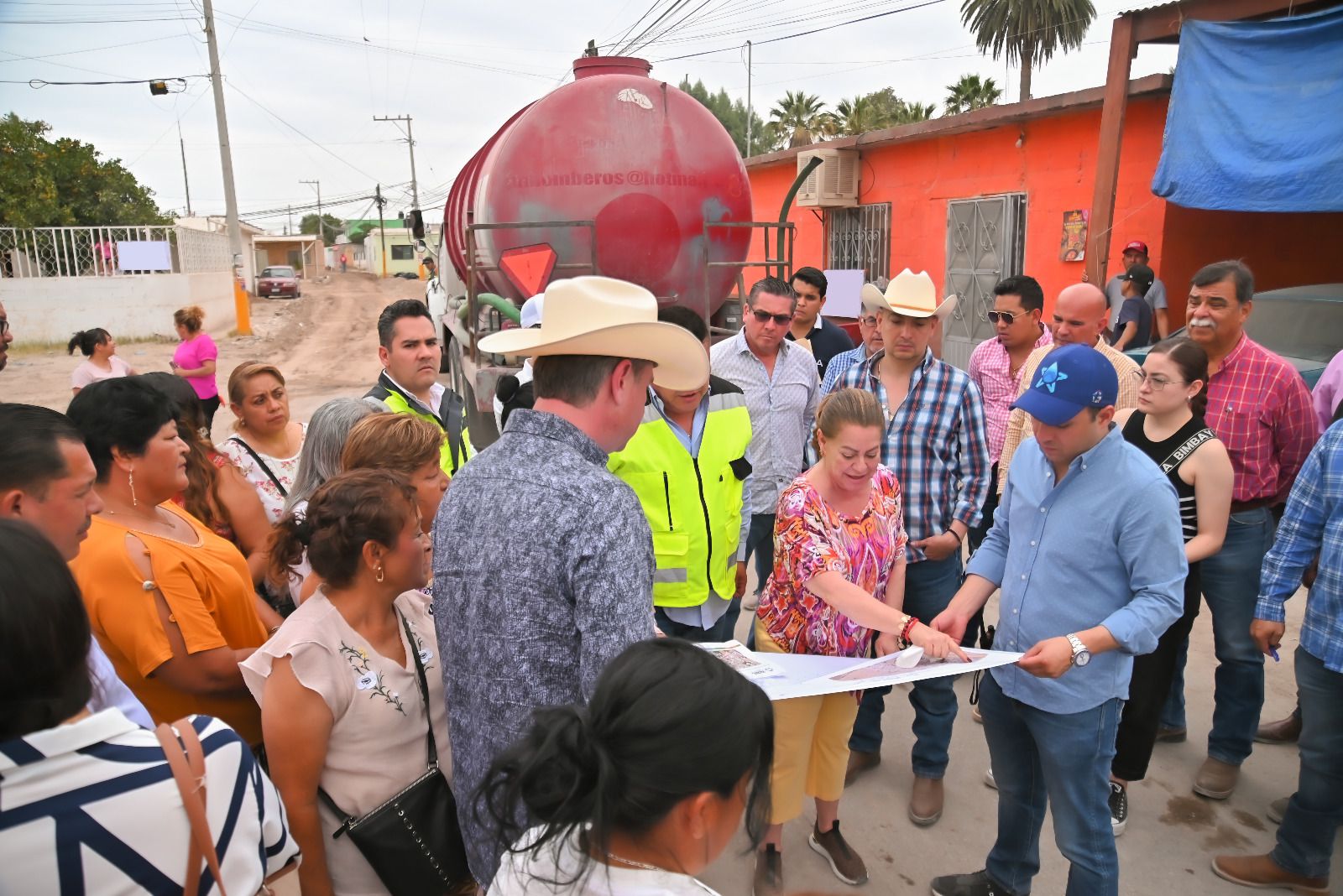 Leticia Herrera, alcaldesa de Gómez Palacio, supervisa trabajos de pavimentación en el ejido El Vergel