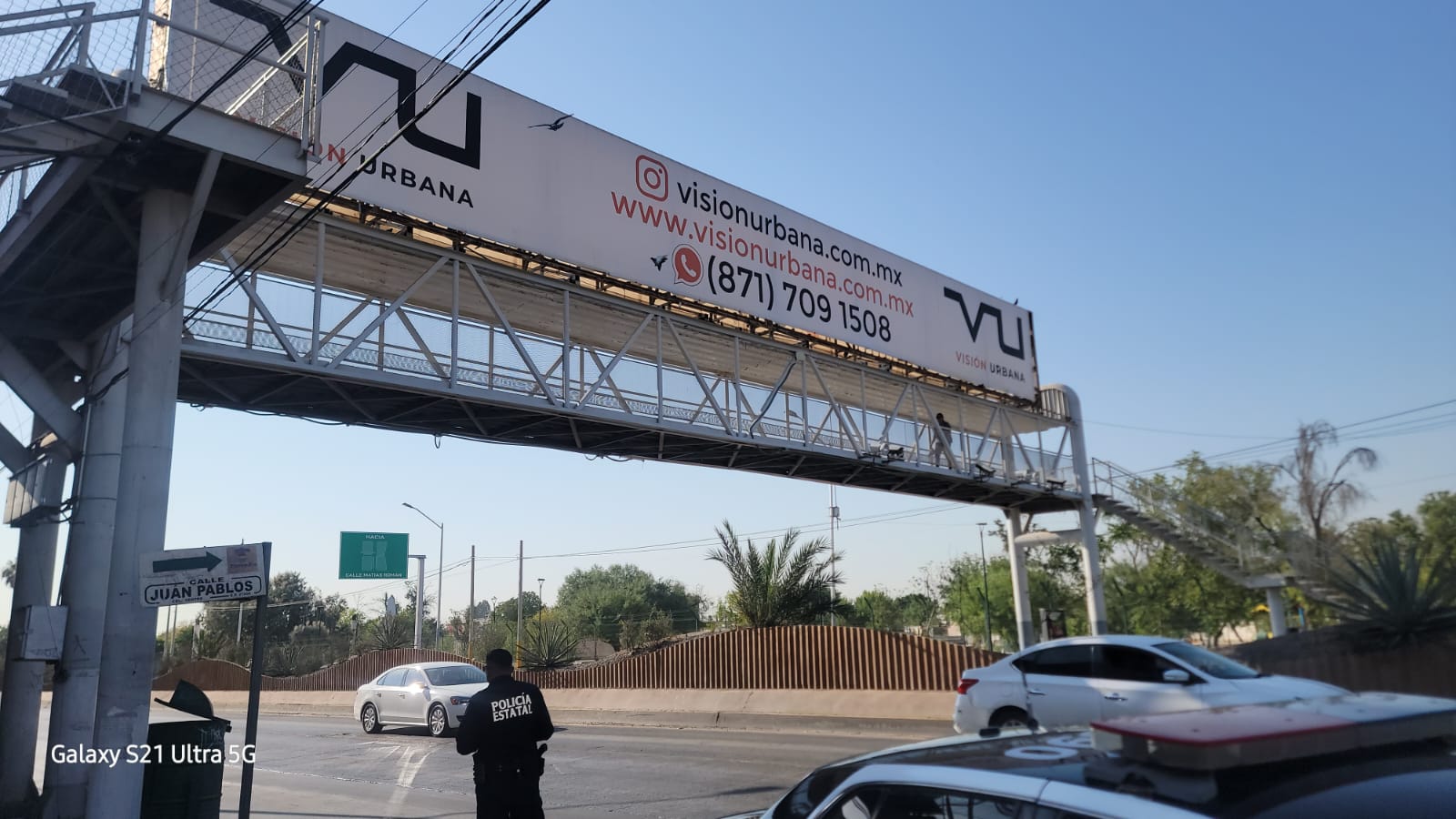 Menor se lanza de puente peatonal y cae sobre parabrisas de automóvil en Torreón