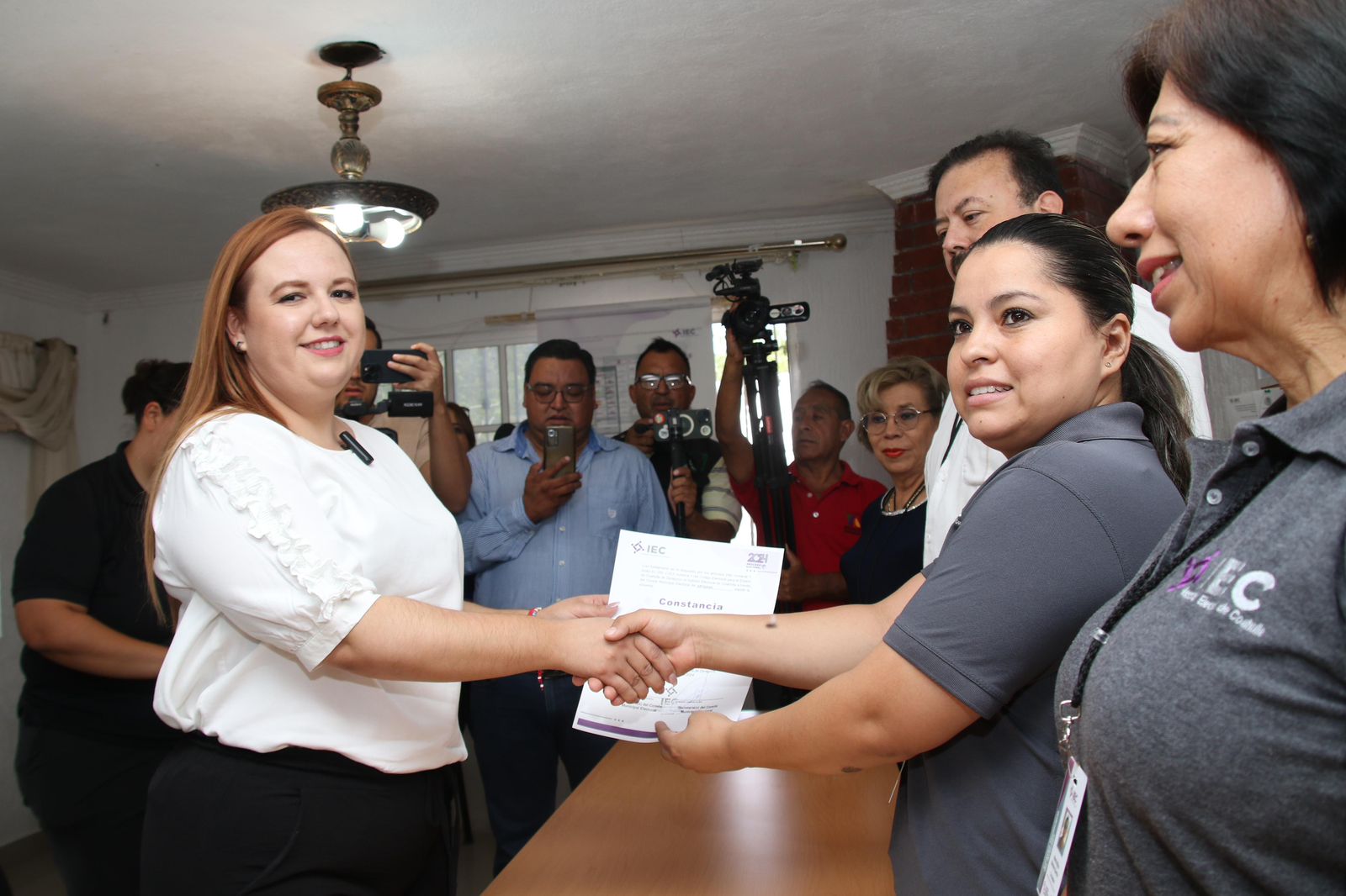 Ana Karen Sánchez Flores recibe su constancia de mayoría como alcaldesa electa de Arteaga. (ISABEL AMPUDIA)