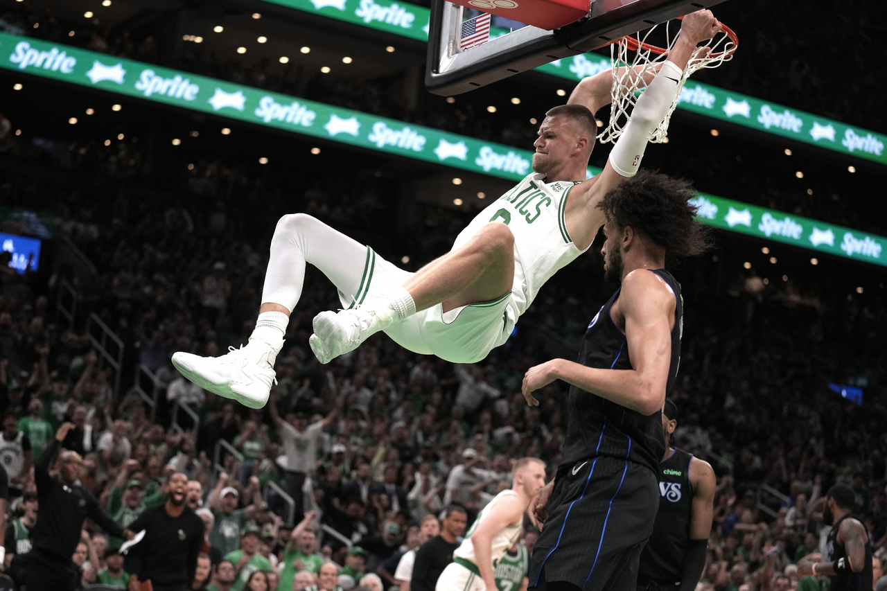 Kristaps Porzingis de los Celtics de Boston clava el balón ante los Mavericks de Dallas en el primer juego de las Finales de la NBA.(AP)