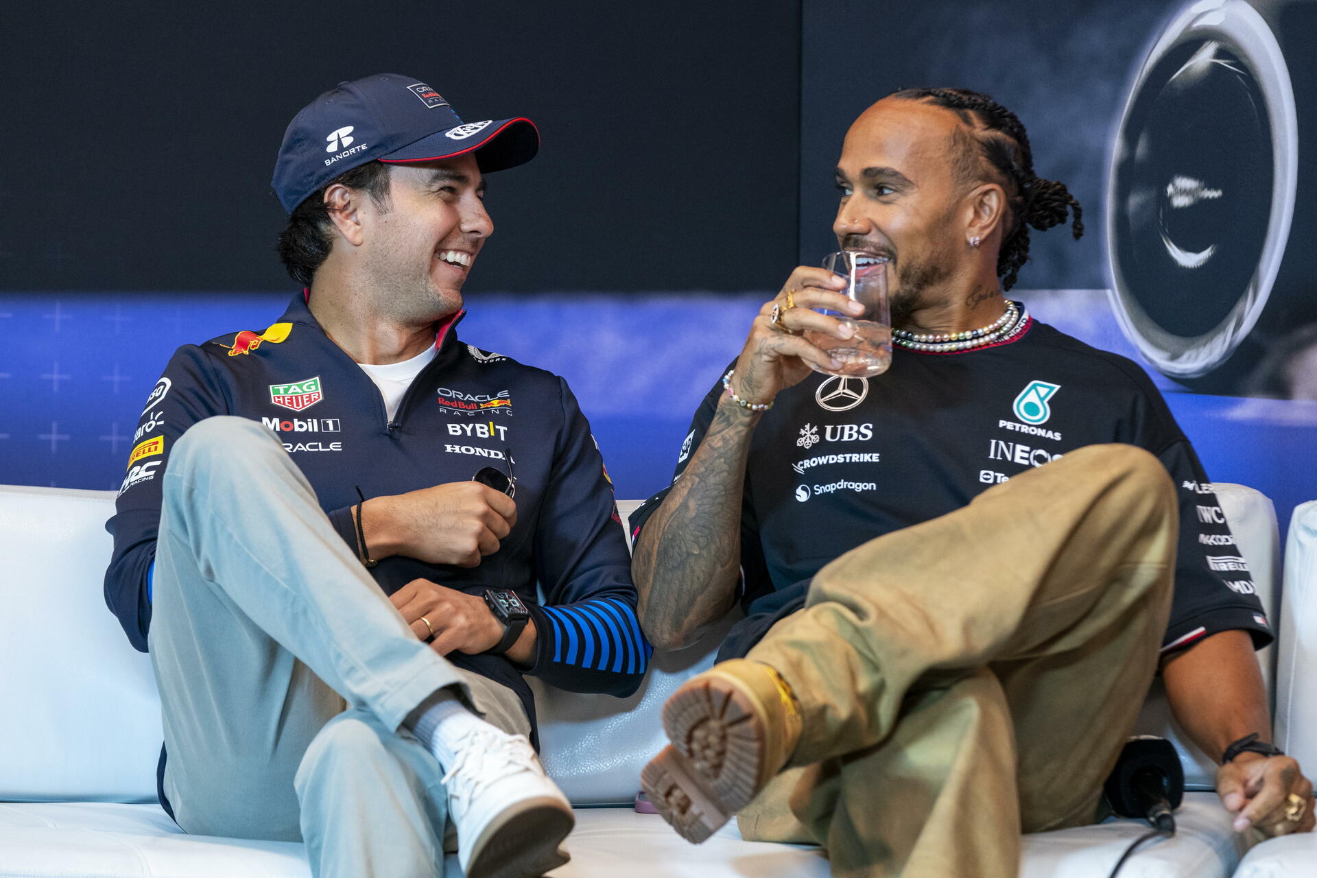 Sergio Pérez y  Lewis Hamilton. 
