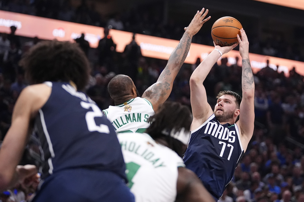 El esloveno Luka Doncic dirigió este viernes con 29 puntos un monumental festival de los Dallas Mavericks.