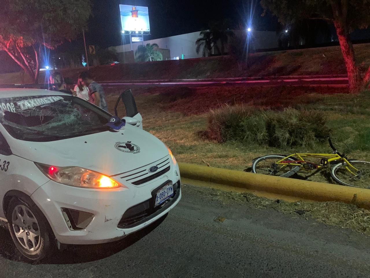 Taxi arrolla a ciclista en Gómez Palacio y lo manda al hospital