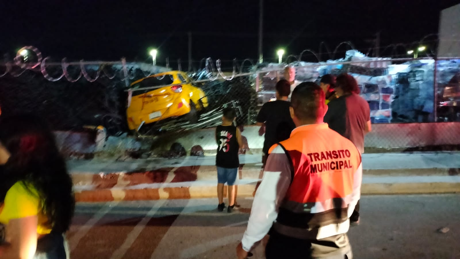 Taxista alcoholizado choca contra malla del almacén de la empresa Bimbo