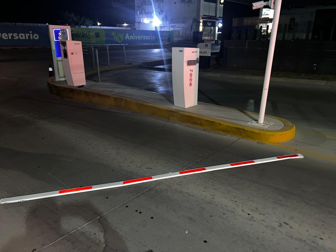 Choca contra pastelería y derriba pluma de acceso en plaza 505 de Torreón