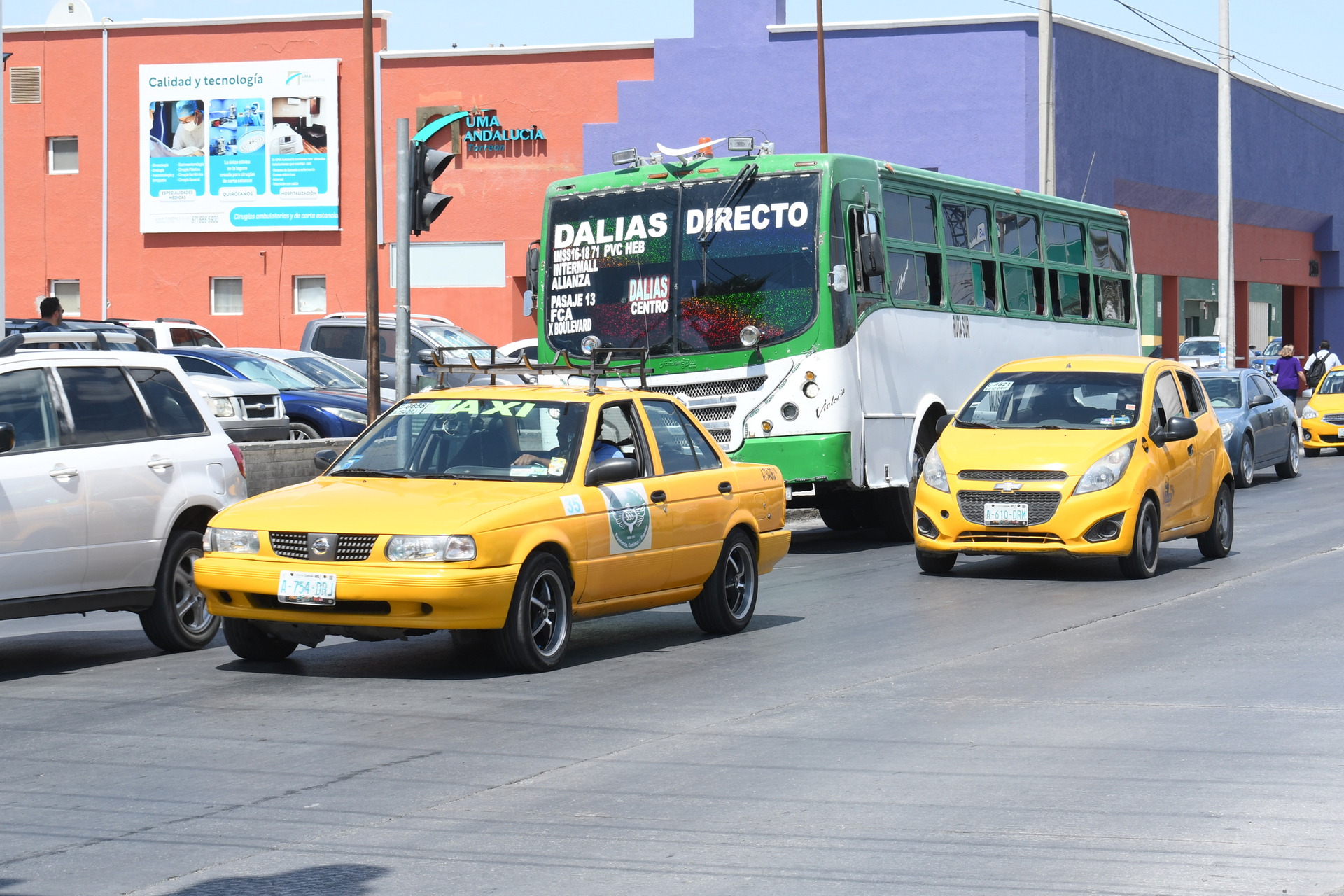 Se pretende que en septiembre estén operando las mil 300 concesiones de taxis que se licitaron.
