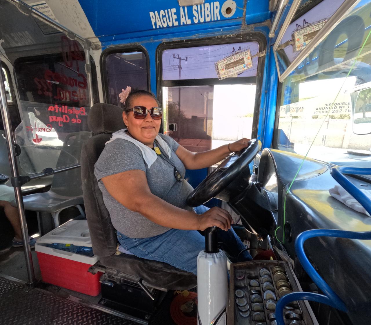 Paloma asegura que es la única mujer en la Comarca Lagunera
que es conductora de camiones de ruta. (VERÓNICA RIVERA)