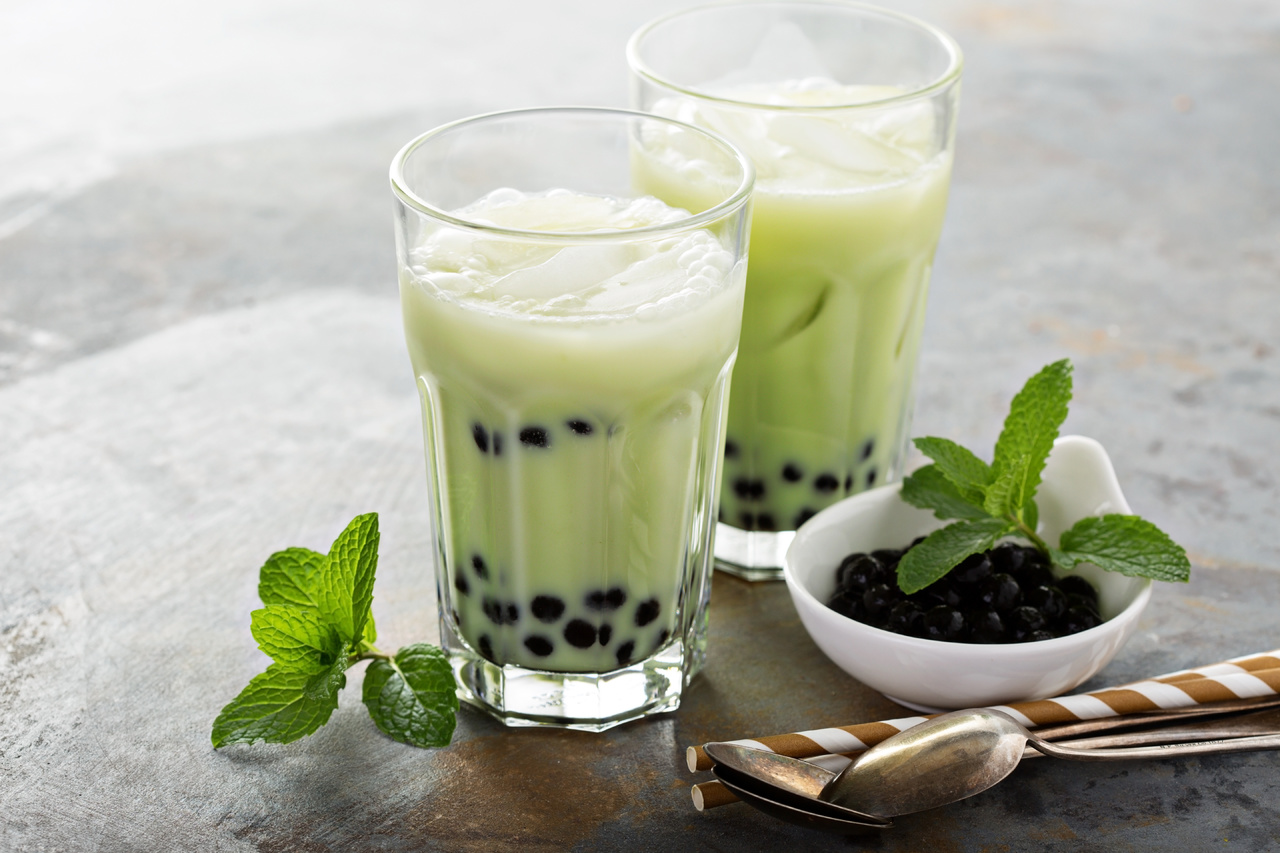 El té de perlas es una bebida que contiene tapioca, unas pequeñas bolitas hechas de almidón derivado de la raíz de la mandioca.