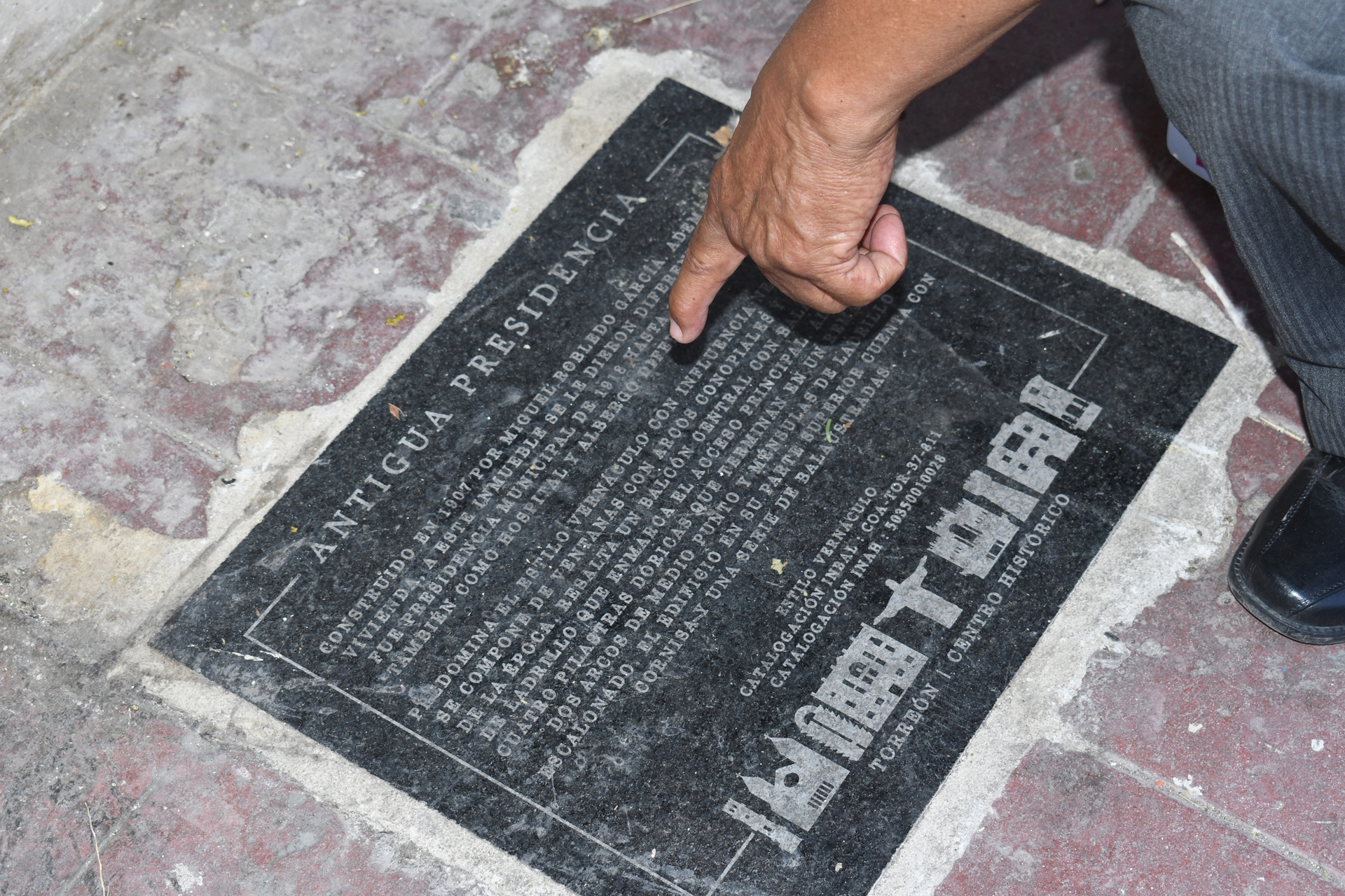 Placas colocadas para señalar inmuebles históricos en Torreón. (FERNANDO COMPEÁN)