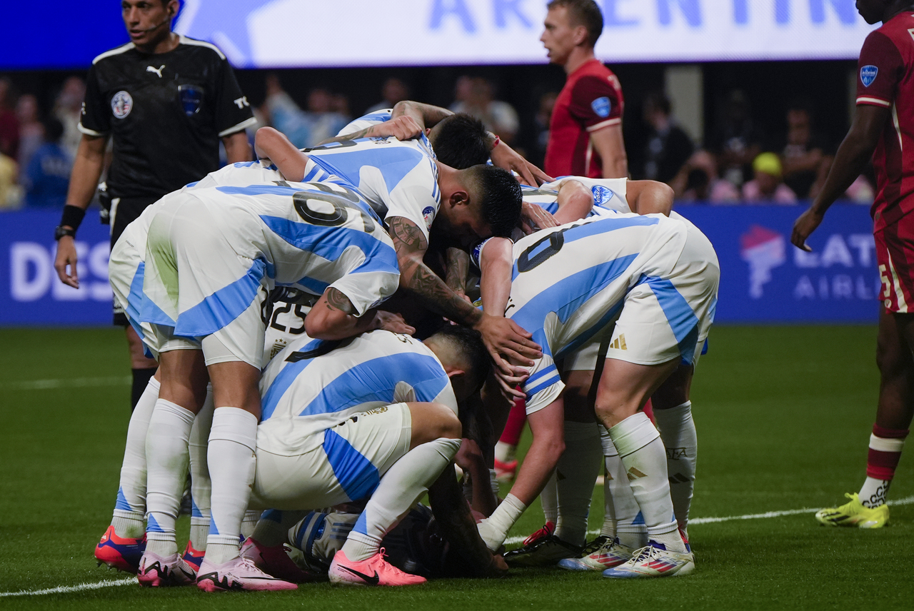 Los jugadores de Argentina celebran el gol del delantero Julián Álvarez (9) en la victoria 2-0 ante Canadá por el Grupo A de la Copa América.