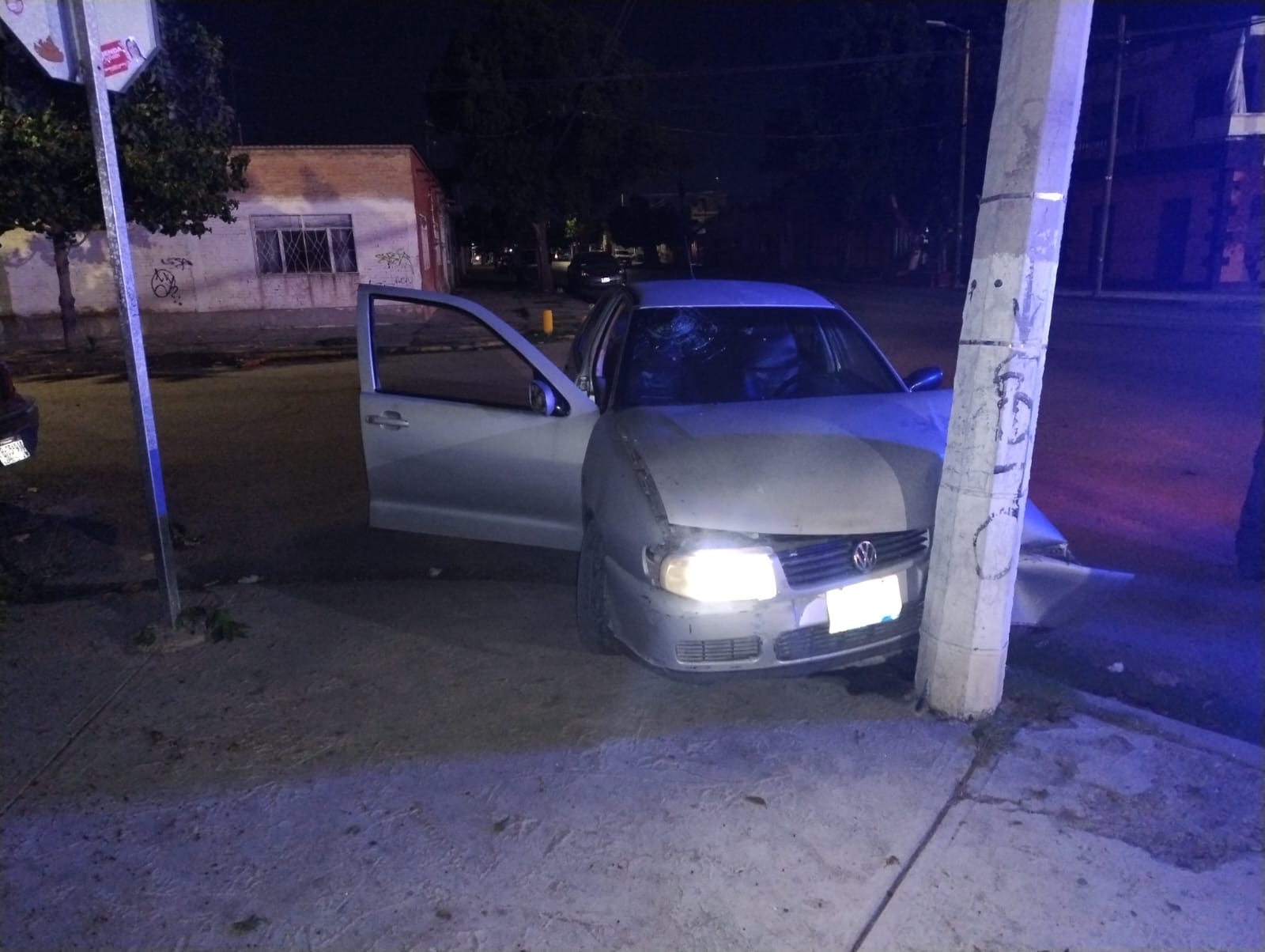 Abandonan vehículo tras chocar con un auto estacionado y un poste