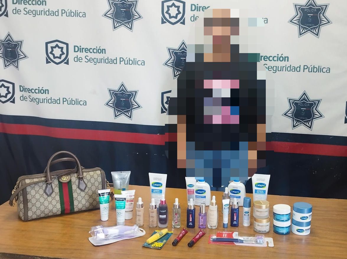 Joven mujer intenta robar de supermercado10 mil 713 pesos en cosméticos en Senderos Torreón