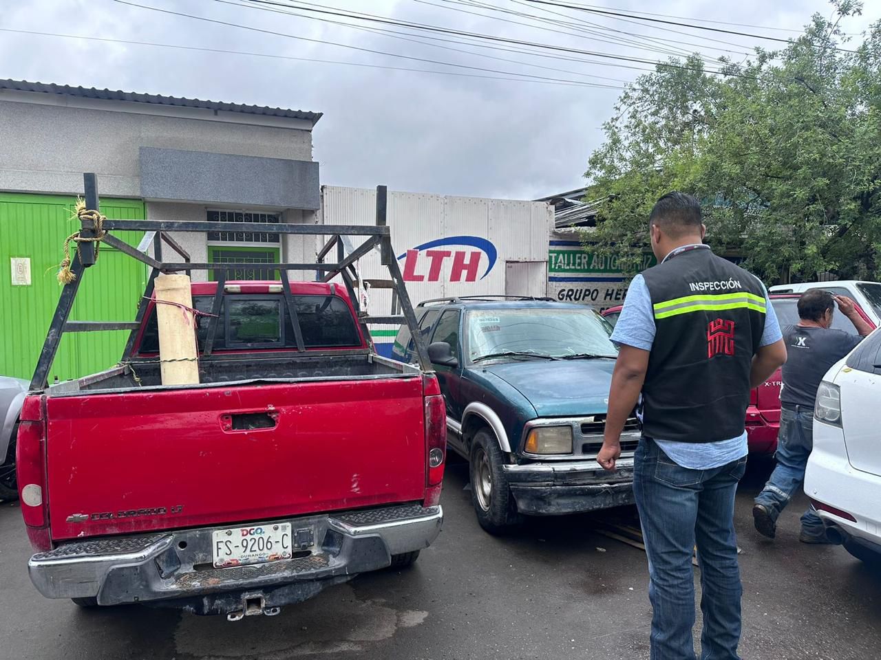 Retiran vehículos chatarra y escombro de calles de Torreón