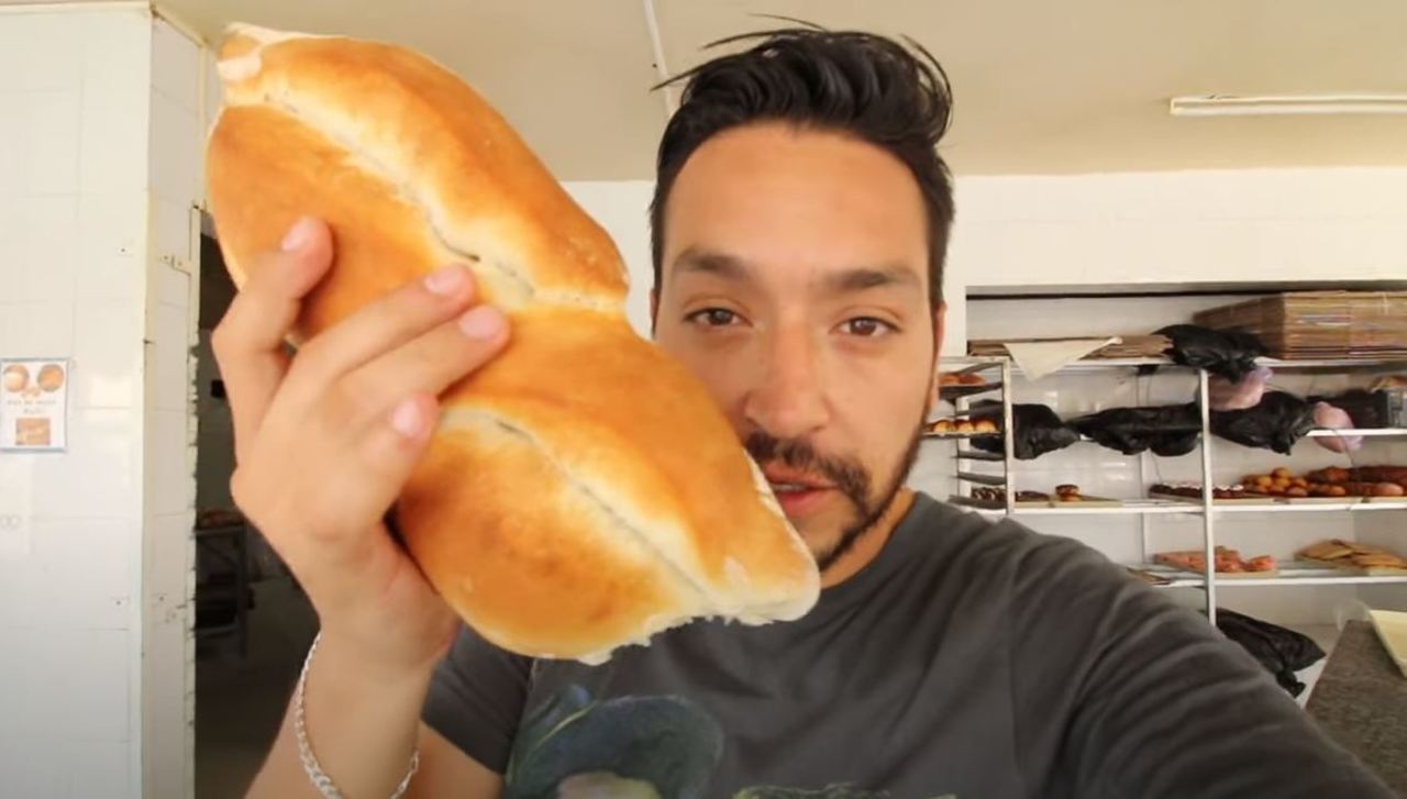 Deleita. El youtuber Lalo Villar es fan del pan francés y cada que visita La Laguna lo consume.