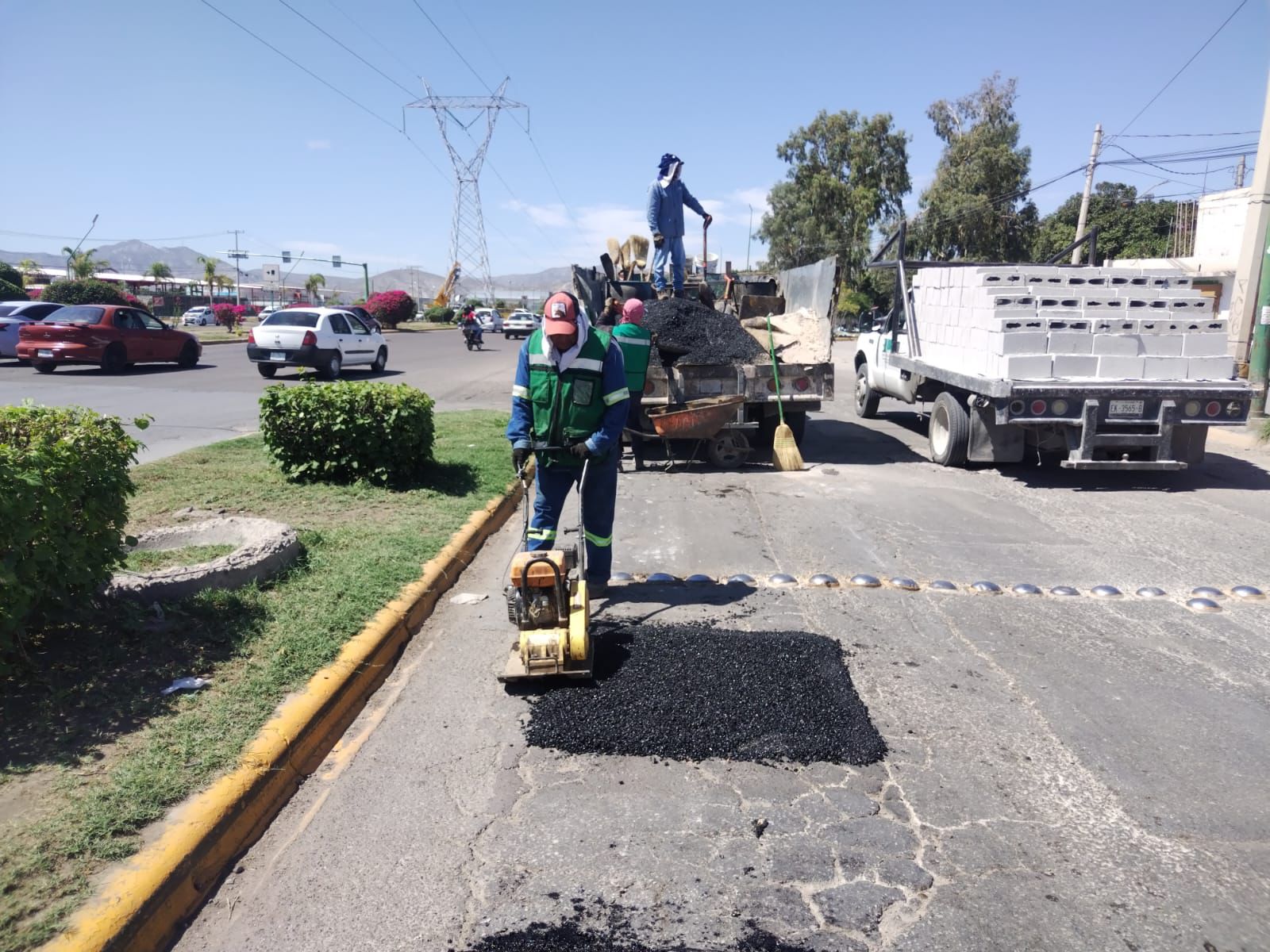 Mejoran vialidades en Gómez Palacio a través de bacheo