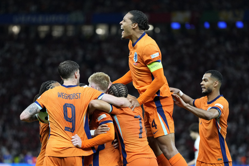 Países Bajos sufre, pero va a semifinales: vence 2-1 a Turquía