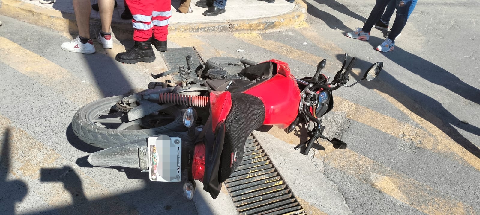 Pasajera de motocicleta termina gravemente herida, responsable de accidente intentó huir