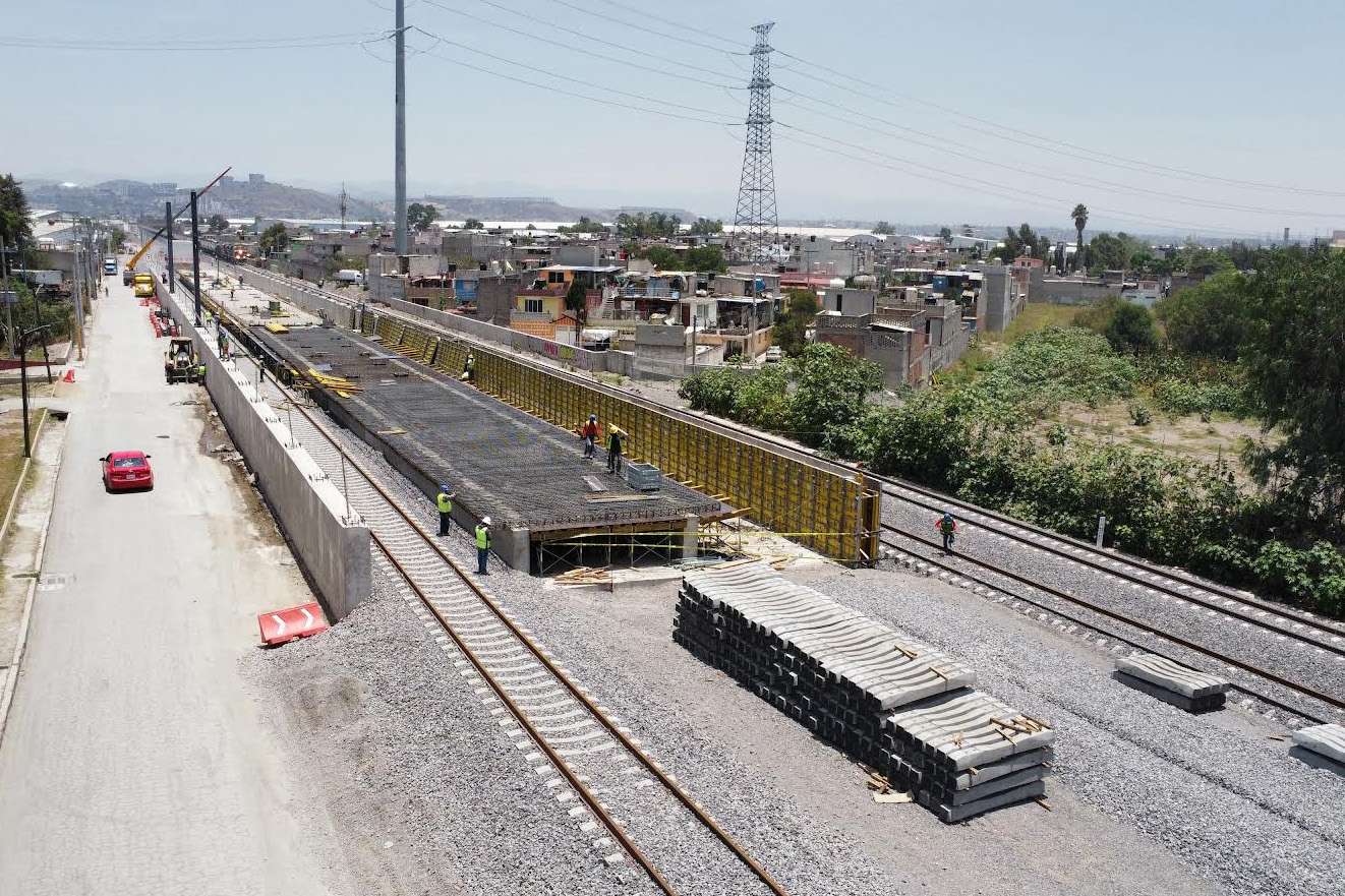 Cientos de trabajadores laboran día y noche en diversos frentes en la obra de ampliación del Tren Suburbano hacia el Aeropuerto Internacional Felipe Ángeles (AIFA). (ARCHIVO)