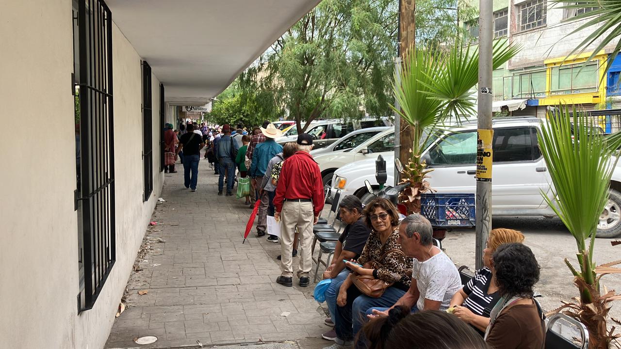 Por temor a quedar sin tarjeta, adultos mayores abarrotan ventanillas del Banco de Bienestar en Torreón