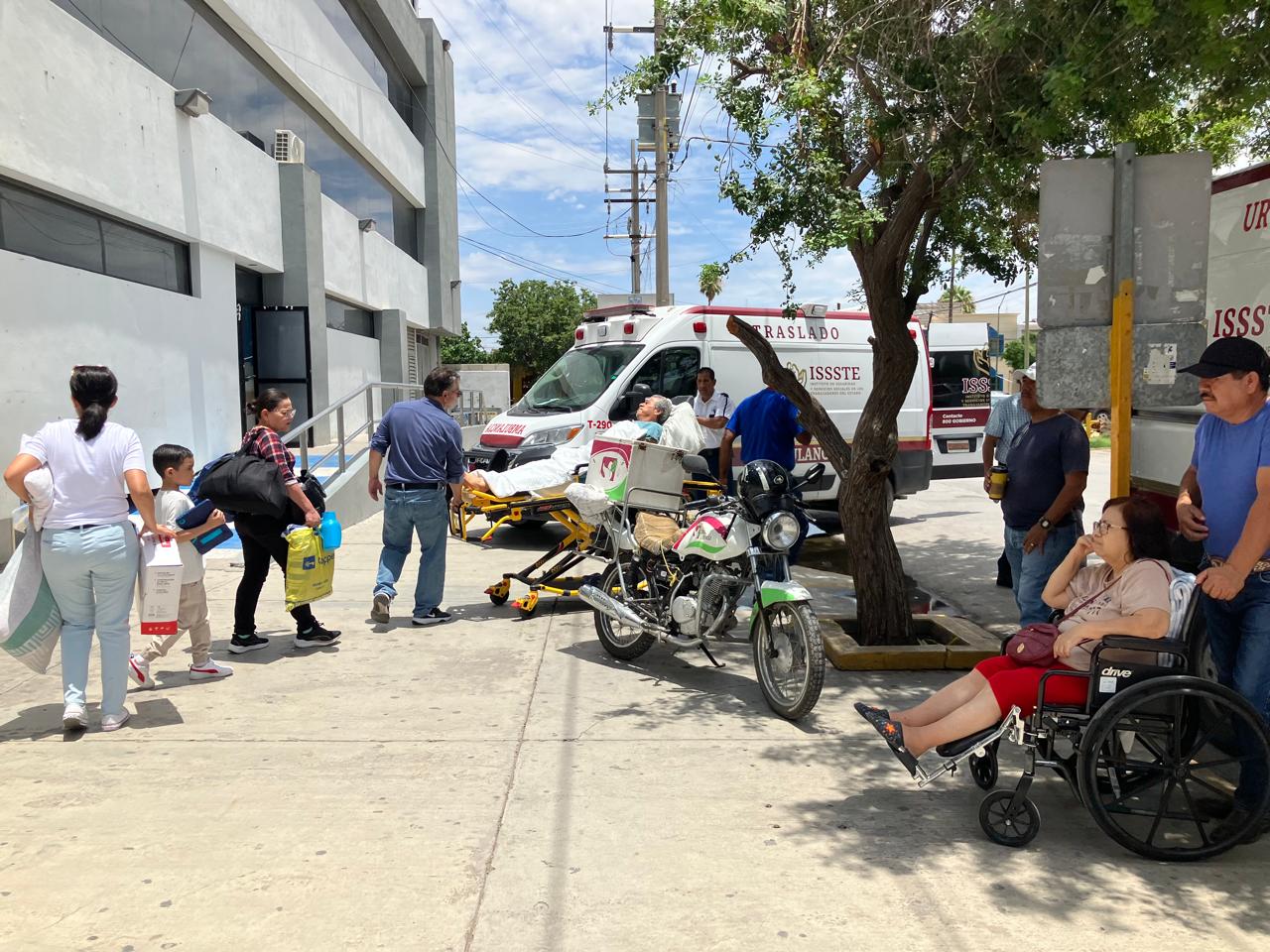 Personal de salud del Hospital General ‘Dr. Francisco Galindo Chávez’, ubicado frente a la Alameda Zaragoza realizó ayer algunas maniobras para bajar a un paciente que iba a ser trasladado.