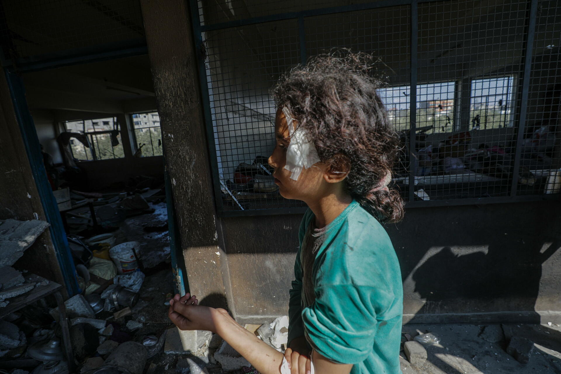 Una niña palestina entre los escombros de una escuela de la UNRWA. (ARCHIVO)