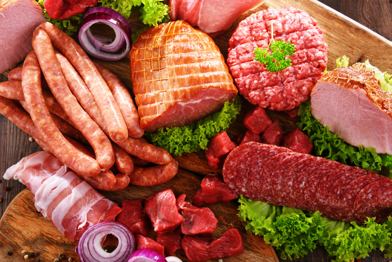 Alimentos como carnes rojas y embutidos se deben evitar si se tiene problemas de ácido úrico.