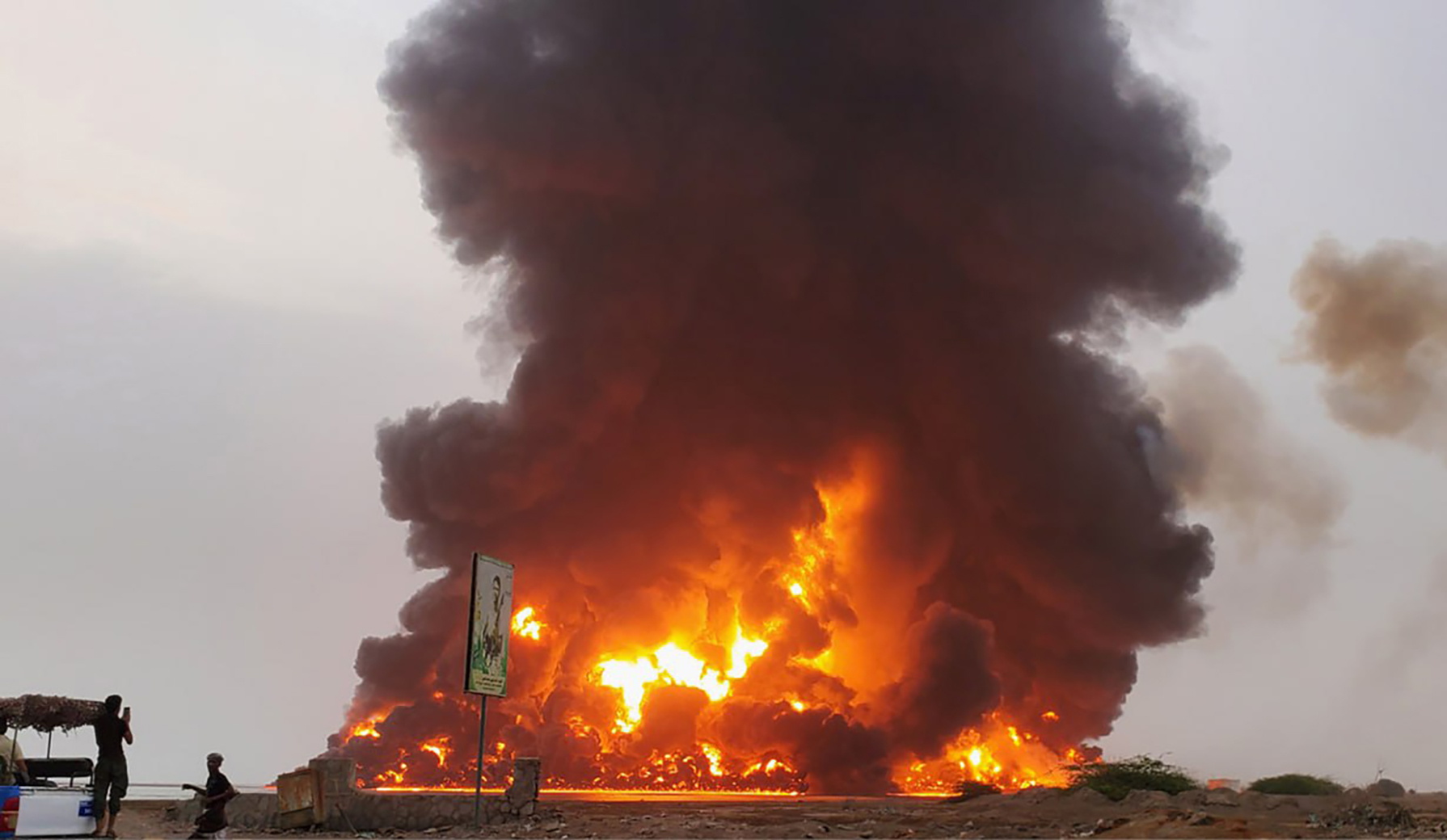 Fuego y el humo elevándose tras los ataques aéreos israelíes en la ciudad portuaria de Hodeidah, Yemen. (EFE)
