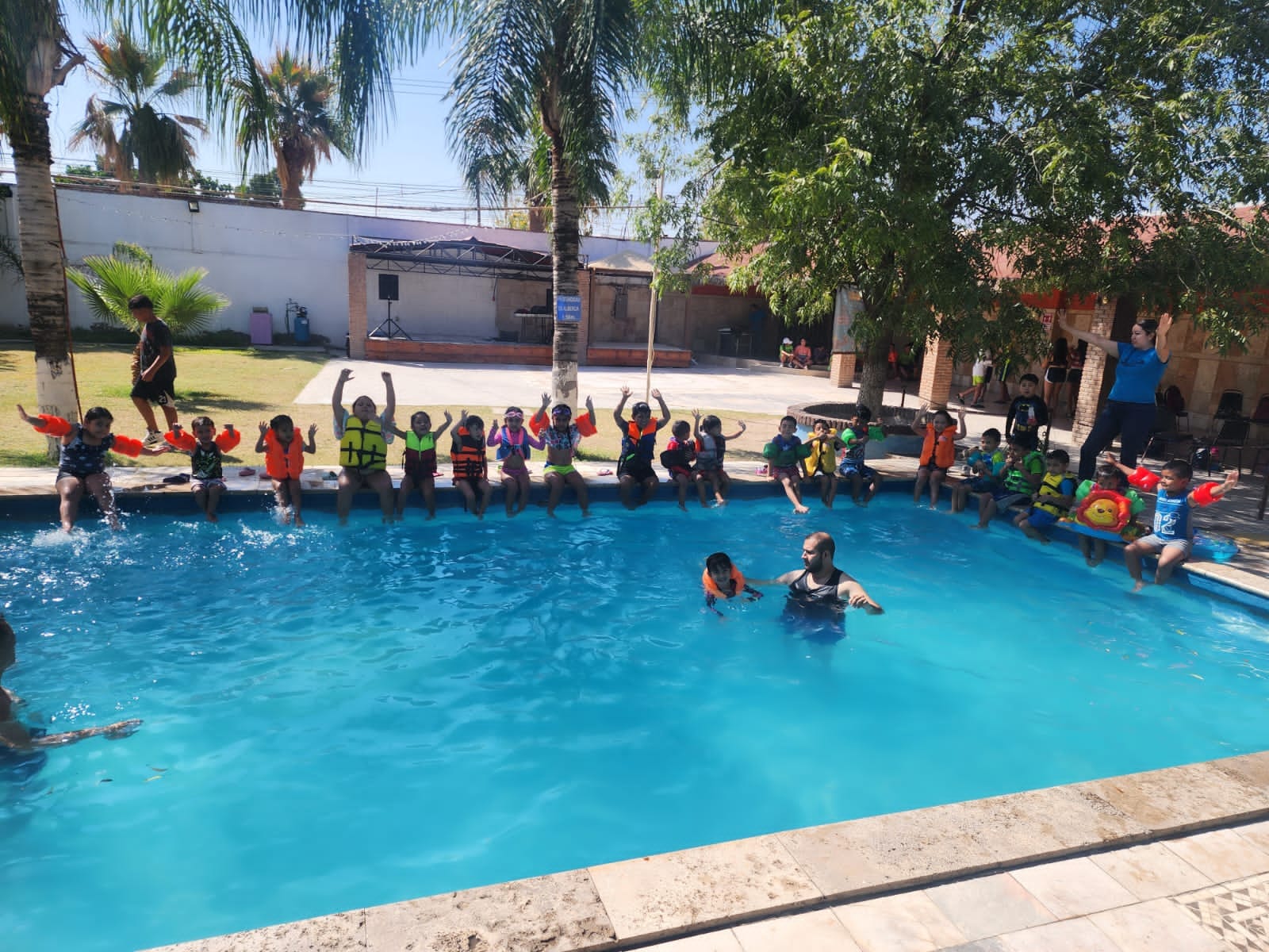 Las actividades acuáticas en la piscina, también se encuentran incluidas en el intenso programa de dos semanas en Gómez Palacio. (Especial)