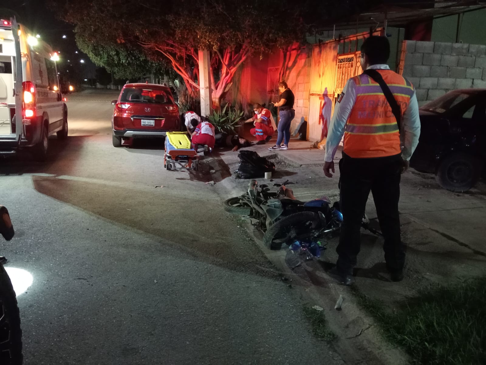 Motociclista sin casco termina inconsciente tras chocar contra auto estacionado