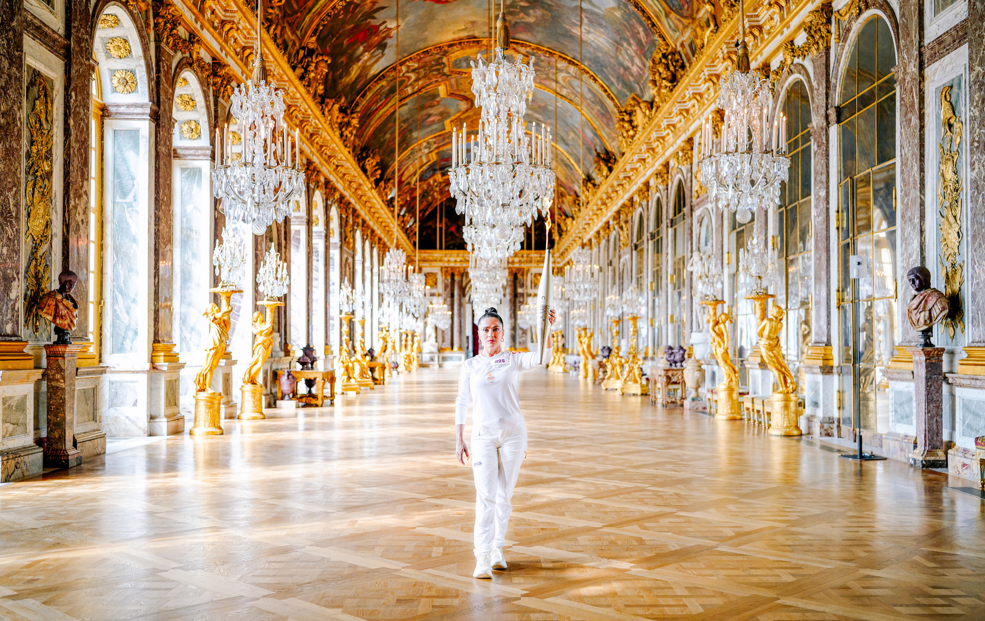 Salma Hayek lleva la antorcha olímpica al Palacio de Versalles