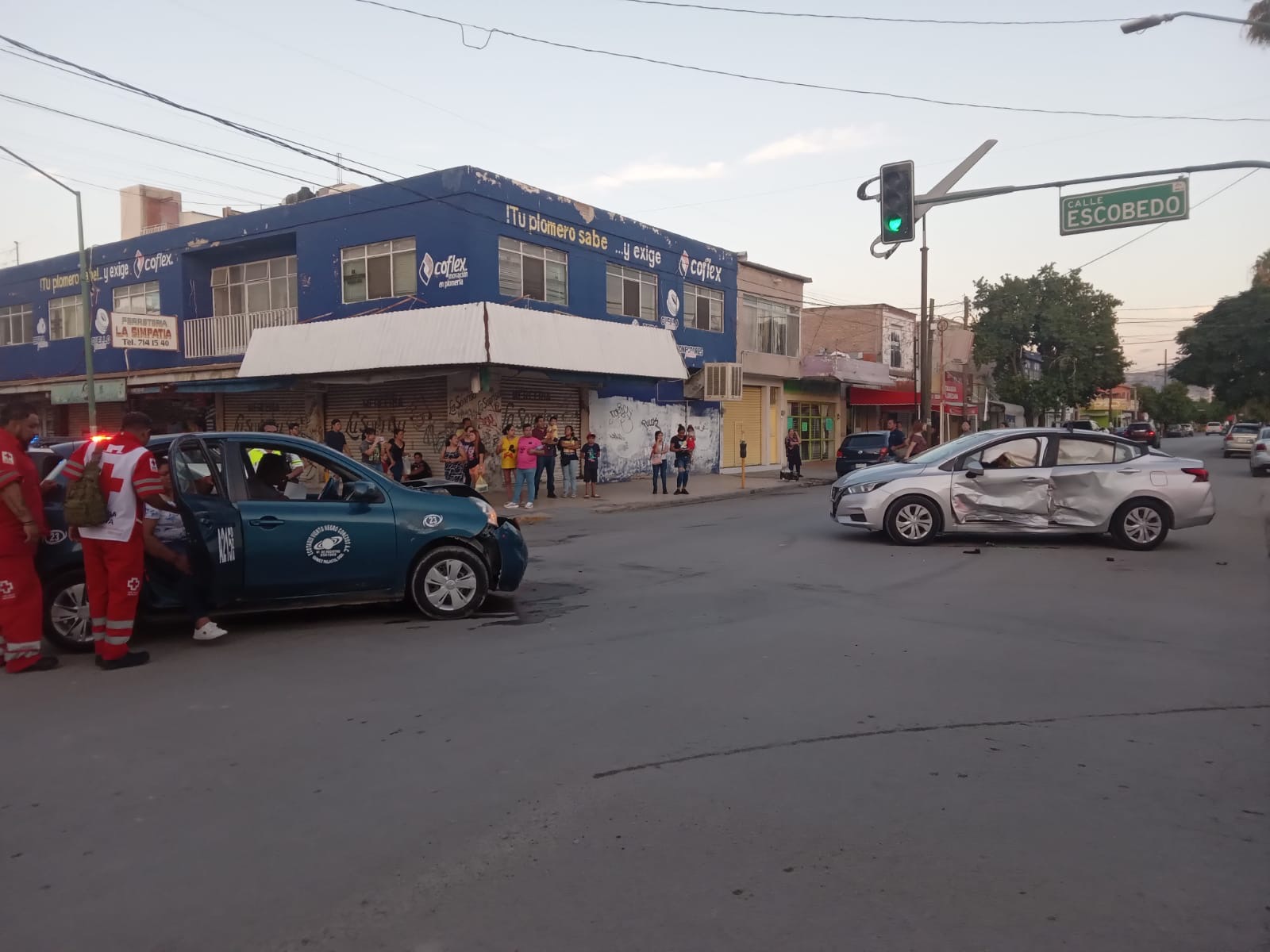 Aparatoso accidente vial en la zona Centro de Gómez Palacio donde participaron un taxi y un vehículo particular. (EL SIGLO DE TORREÓN)