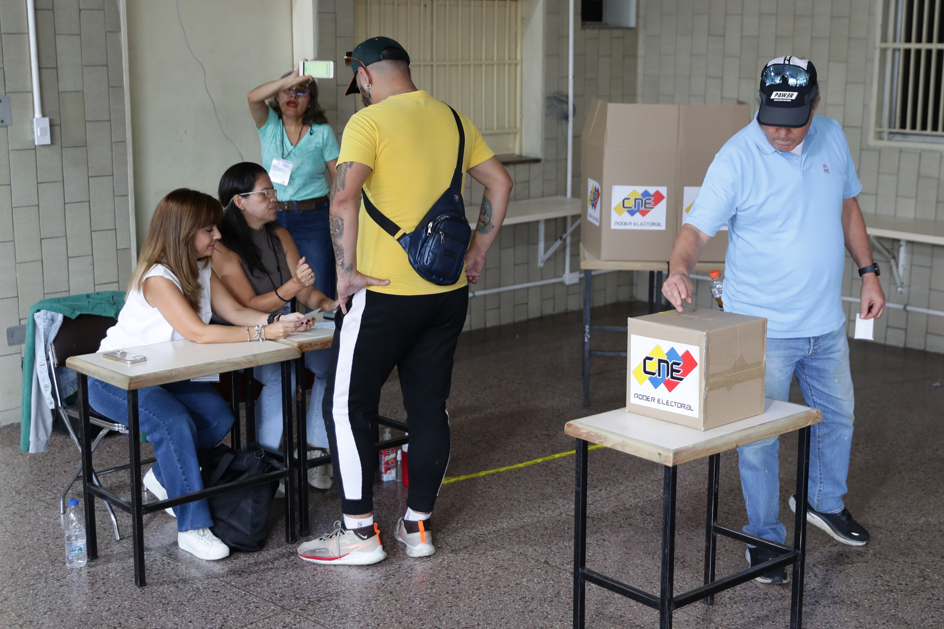 Abren los centros electorales en Venezuela para las presidenciales