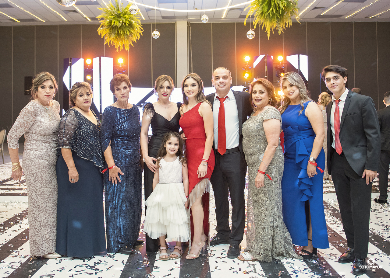 Anasophie Alvarado en compañía de sus papás Cynthia Castillo y César Alvarado, así como de familiares que la acompañaron en su festejo de graduación.
