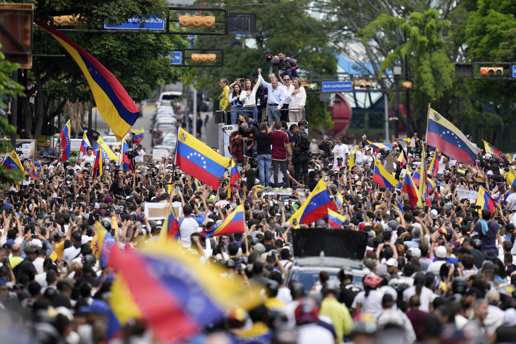 Miles de venezolanos se manifiestan en segundo día por lo que consideran fraude electoral