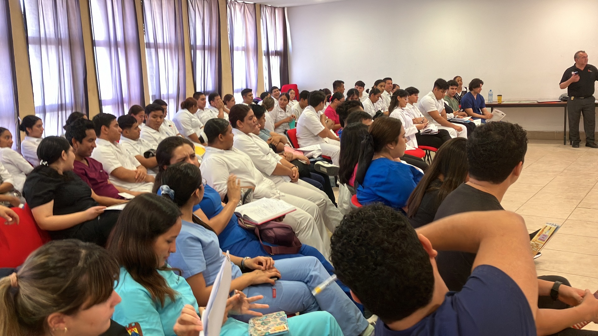 Capacitan a médicos y enfermeras pasantes que cubrirán Madero y San Pedro