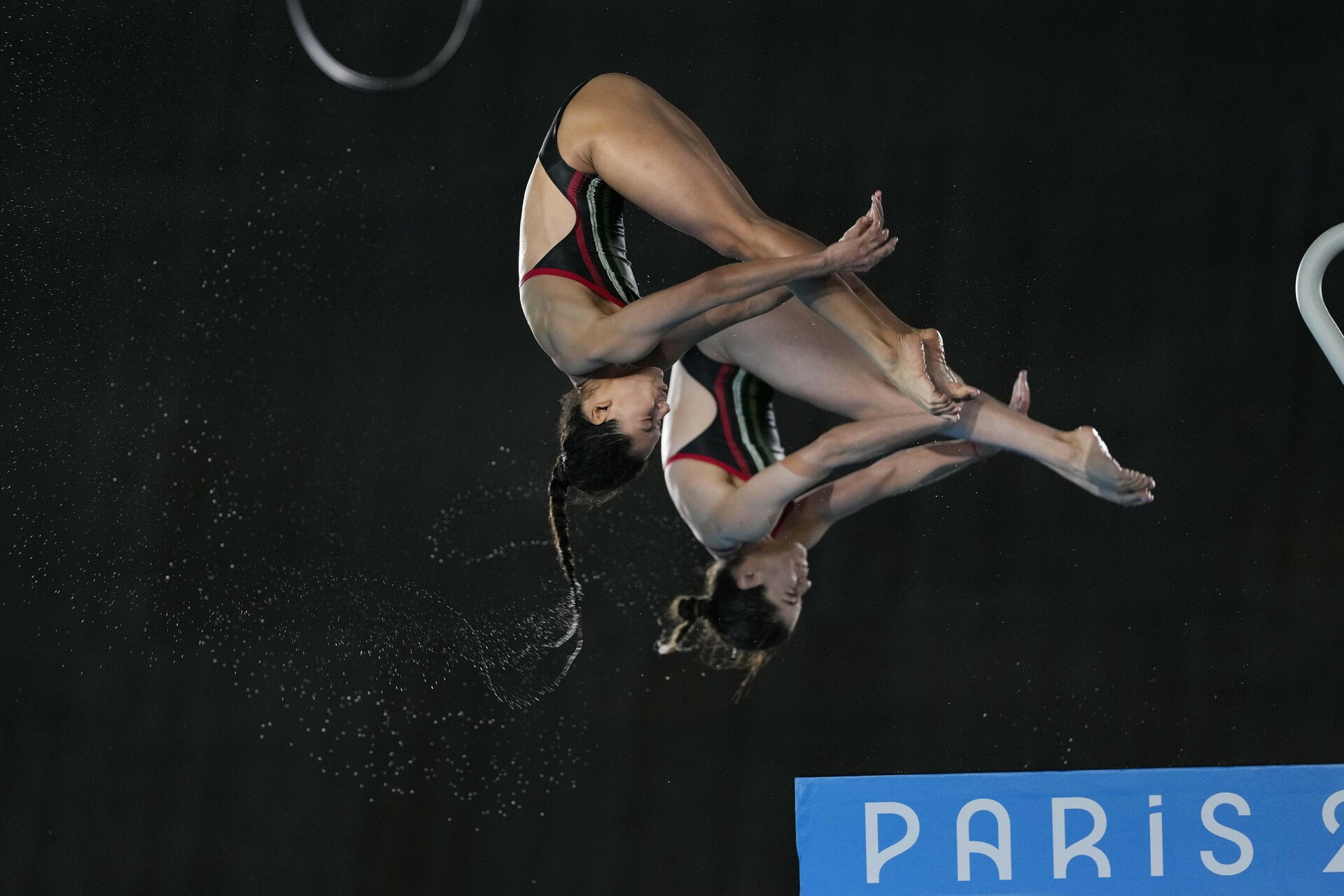 Las mexicanas estuvieron en los primeros puestos en los tres clavados iniciales, pero para la segunda parte de la competencia, no estuvieran atinadas desde la plataforma. (AP)
