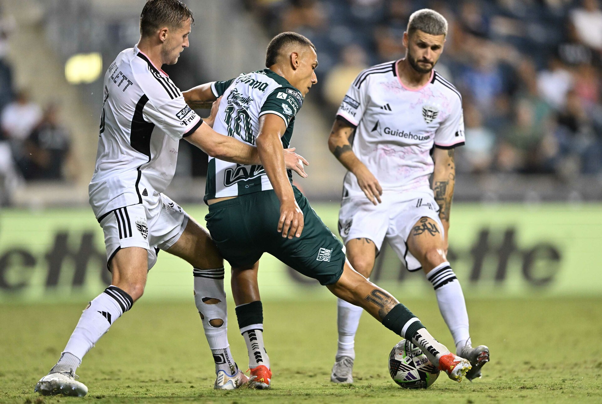 El volante uruguayo Franco Fagúndez fue titular, pero de nueva cuenta pasó inadvertido. (Cortesía Club Santos)