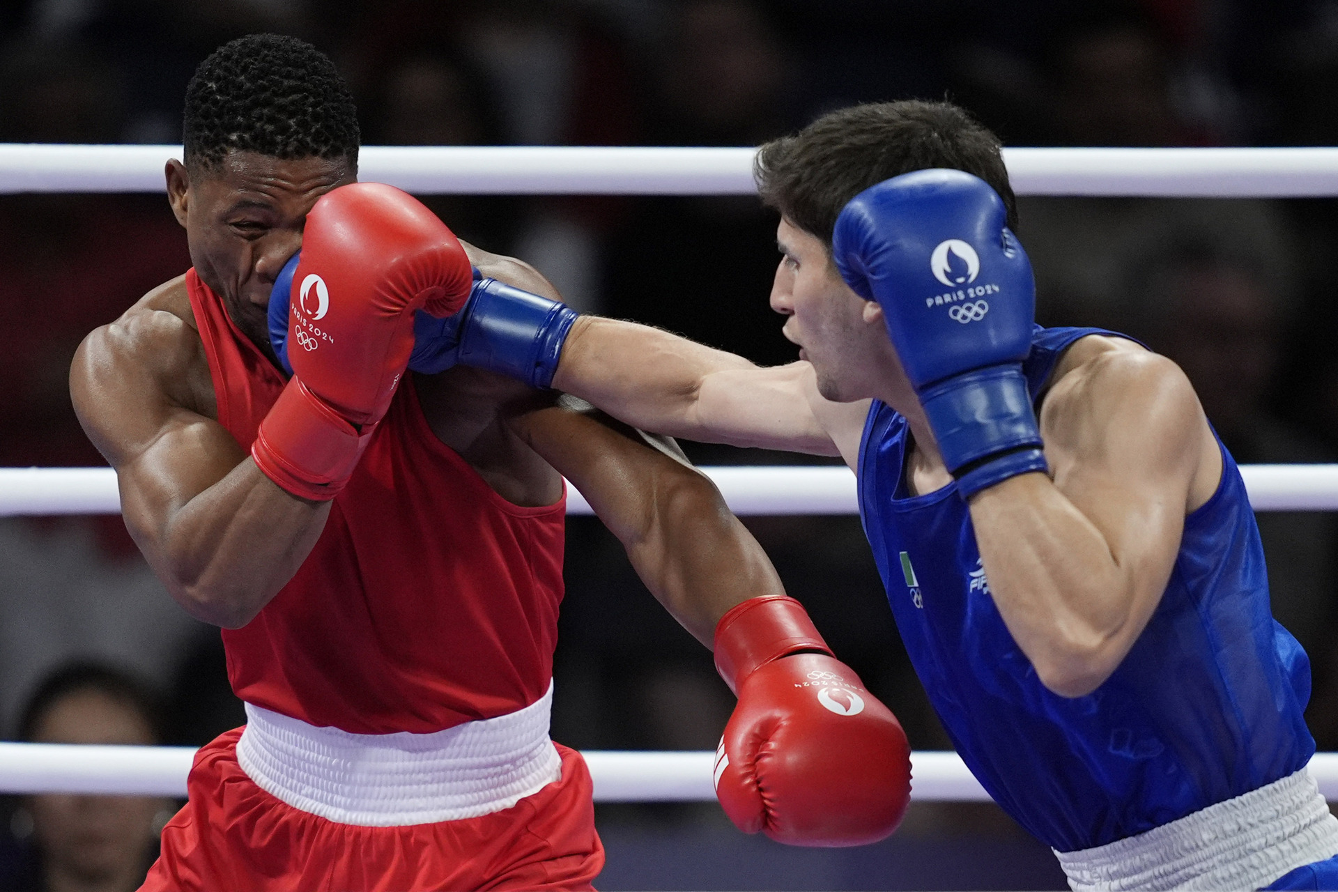 El boxeador mexicano Marco Verde conecta un golpe al mozambiqueño Tiago Muxanga, dentro de la ronda de octavos de final de los Juegos Olímpicos de París 2024. (AP)
