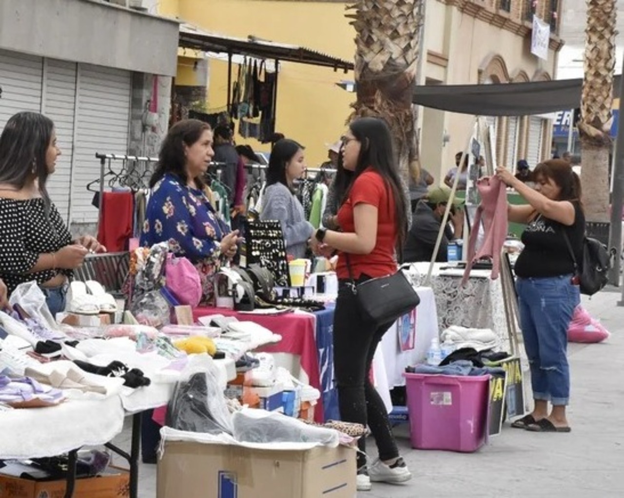 Emprendedores ofertan sus productos en Paseo Independencia.