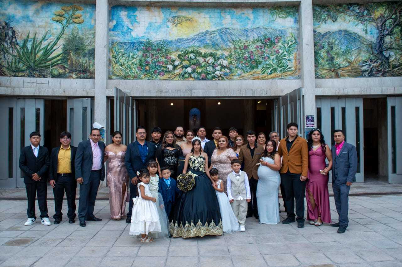 Judith Estefanía Jiménez Ramos en su celebración de XV años acompañada de sus familiares.