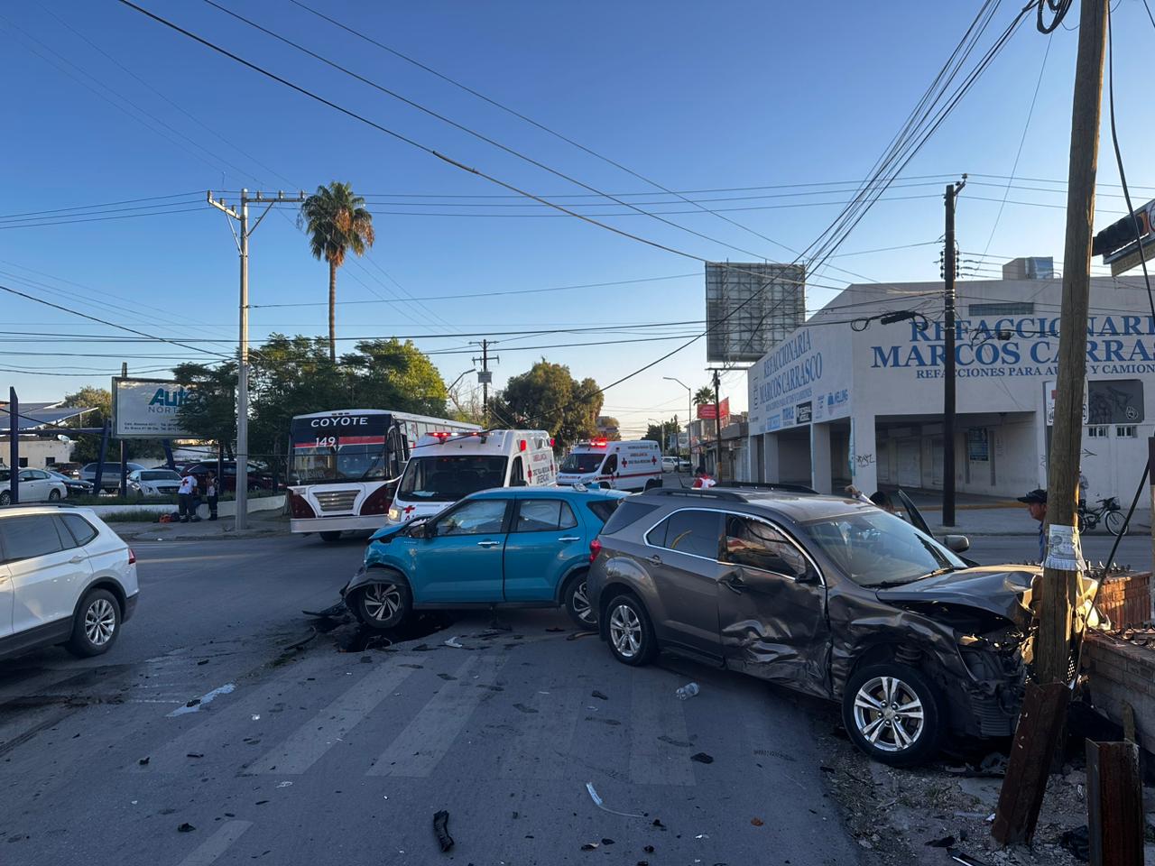 Conductoras destrozan sus camionetas en choque en Torreón